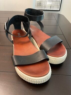 MIA Black Strap Platform Sandals with Brown Insole
